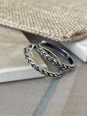 925 sterling silver 1 inch hoops!! 
S I L V E R